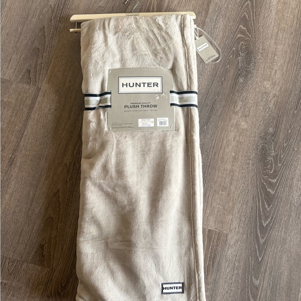Hunter Plush Throw Blanket in Cream